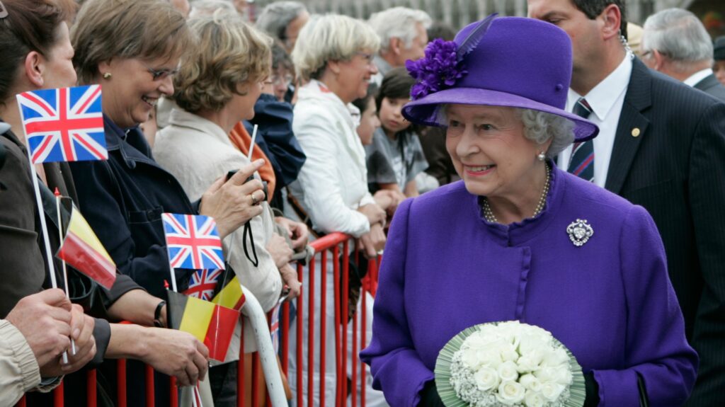 Queen Elizabeth walking along a crowd