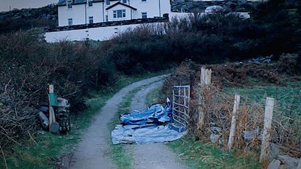 The murder scene - A white house on a hill with a winding driveway leading up to it